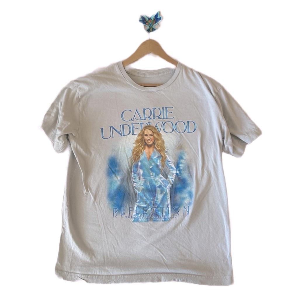 Carrie Underwood white T-shirt